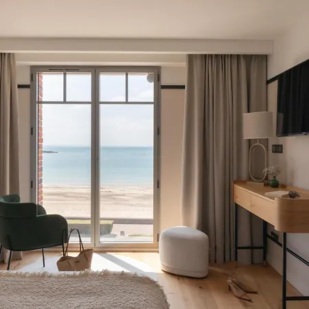 Otel De La 4*